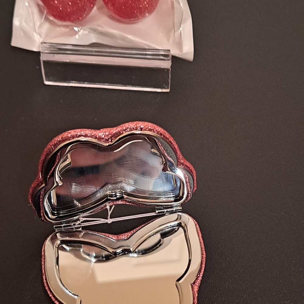 Coach Pink Glitter Compact mirror with  unbranded pink glitter bag charm - Picture 3 of 5